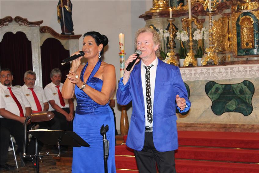 Proppenvolles Palmbühlkirchlein: Musikalische Lobpreisfeier öffnet die Herzen