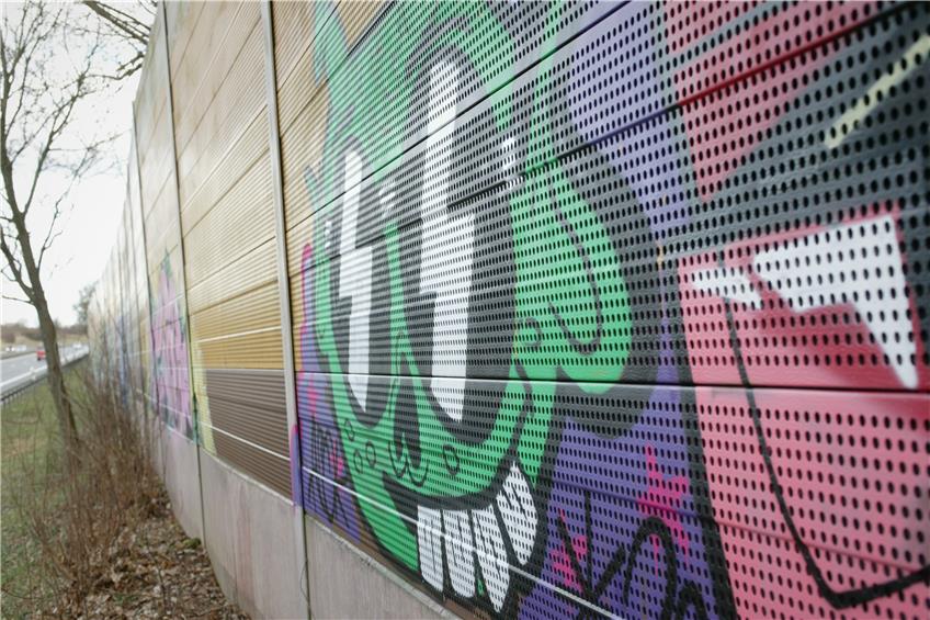 „Das Alien steht für Liebe“: Künstler spricht über vermeintliches Nazi-Graffito an der B27