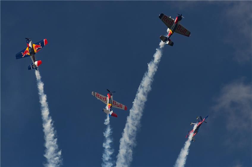 So spektakulär fliegen die „Flying Bulls“ auf dem Degerfeld: Fotos vom ersten Tag des Flugplatzfests