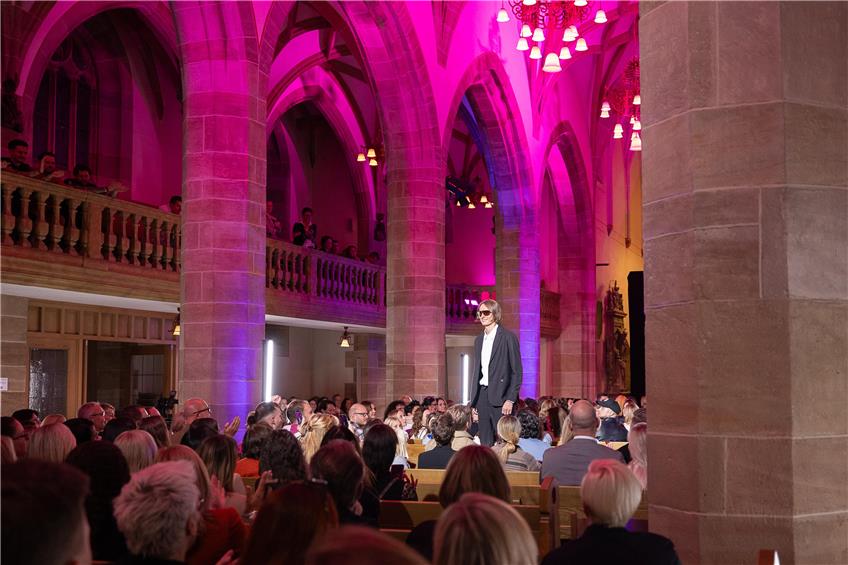 Einzigartige Premiere gelingt: Evangelische Stadtkirche in Balingen bei Modenschau proppenvoll