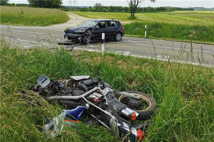 Motorradfahrer kollidiert mit Auto: L442 zwischen Dotternhausen und Roßwangen lange gesperrt