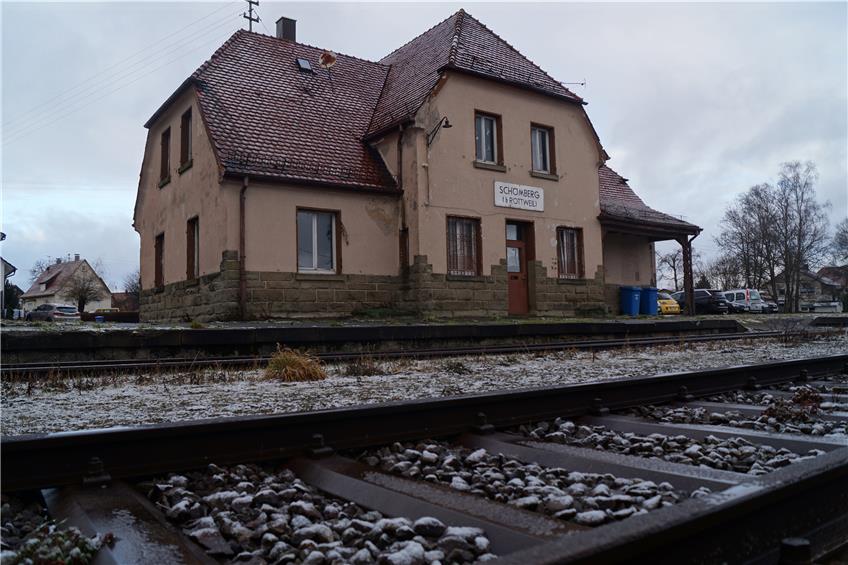 Schömberger Bahnhofsgebäude: Der Stadtverwaltung sitzt das Landessanierungsprogramm im Nacken