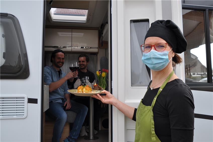 Mit dem Tellerschnitzel über die Straße: Erlaheimer „Engel“-Team serviert Wohnmobil-Dinner