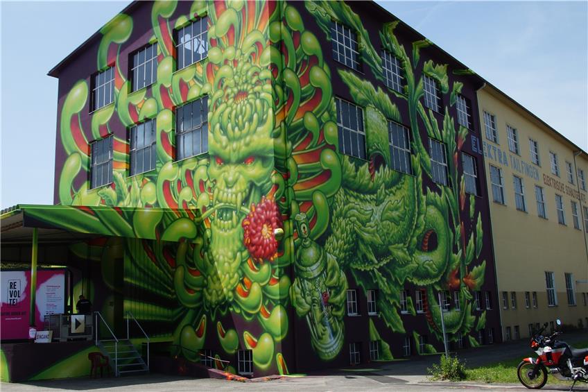 Giftgrüner Drache schmückt Frommerner Schwelhalle: Größtes Graffiti der Region ist vollendet