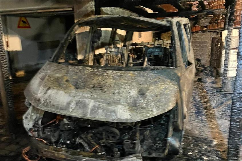 Bitz: Auto, Carport und Schuppen brennen aus und verursachen Schaden in sechsstelliger Höhe