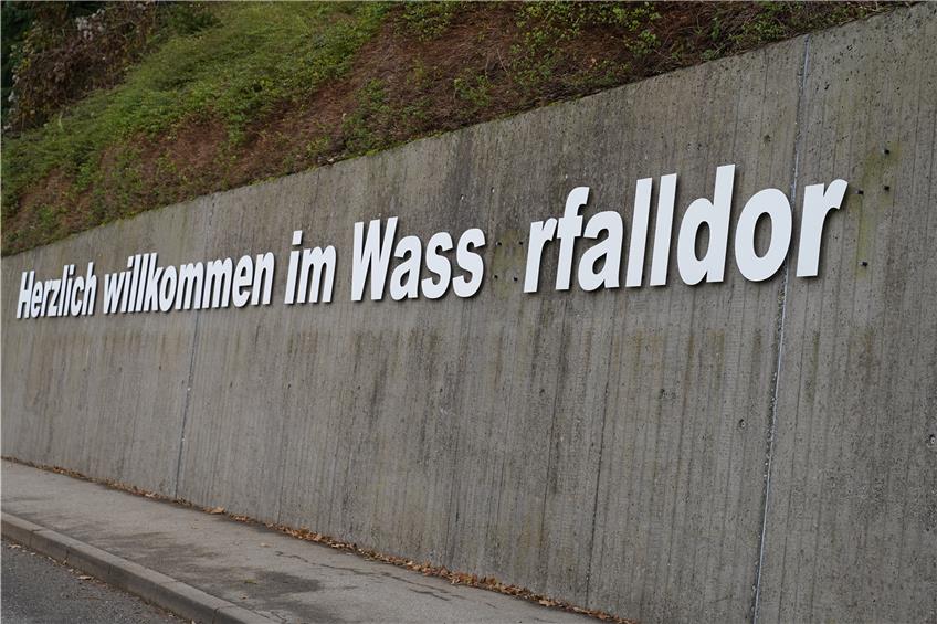 Kurioser Diebstahl: Wieder fehlen Buchstaben am Wasserfalldorf-Schriftzug in Zillhausen