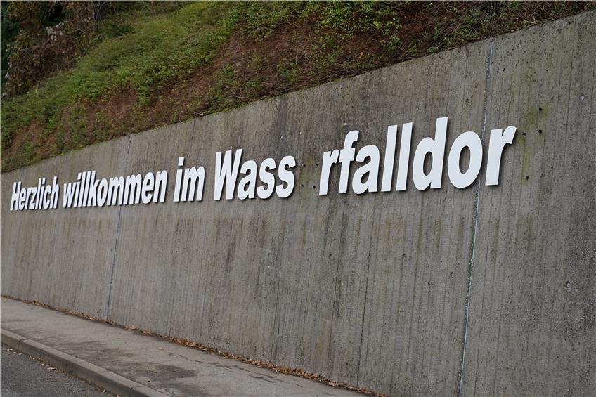 Mutmaßliche Buchstabendiebe von Zillhausen gefasst: Polizei ermittelt vier junge Männer