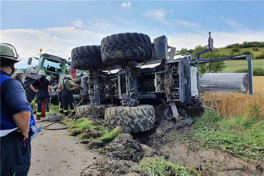 Aufwändige Bergung bei Engstlatt: Öl eines umgekippten Traktors kontaminiert Erdreich