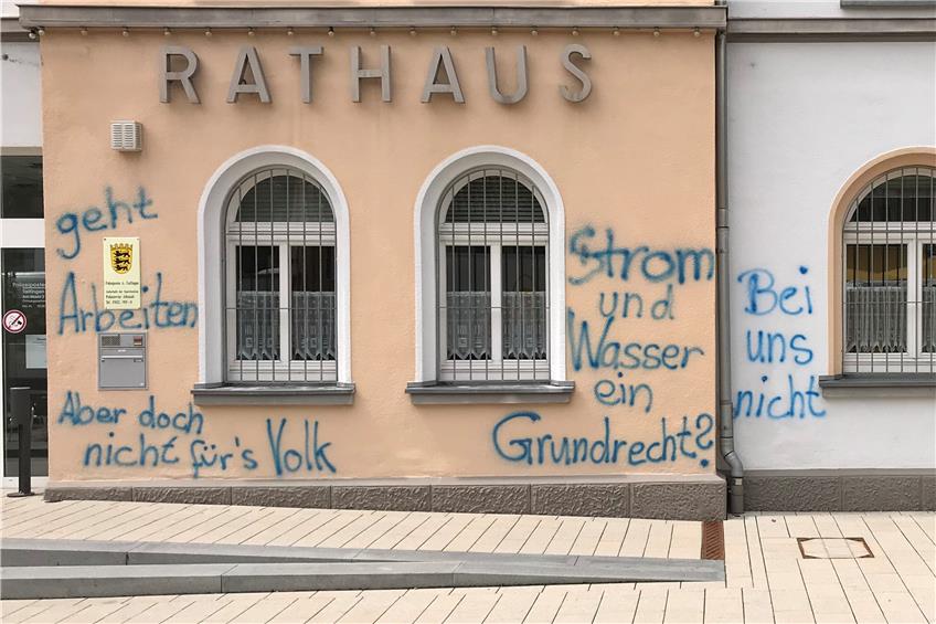 Zwei Sprayer verschandeln das Tailfinger Rathaus samt Polizeiposten mit Graffitisprüchen