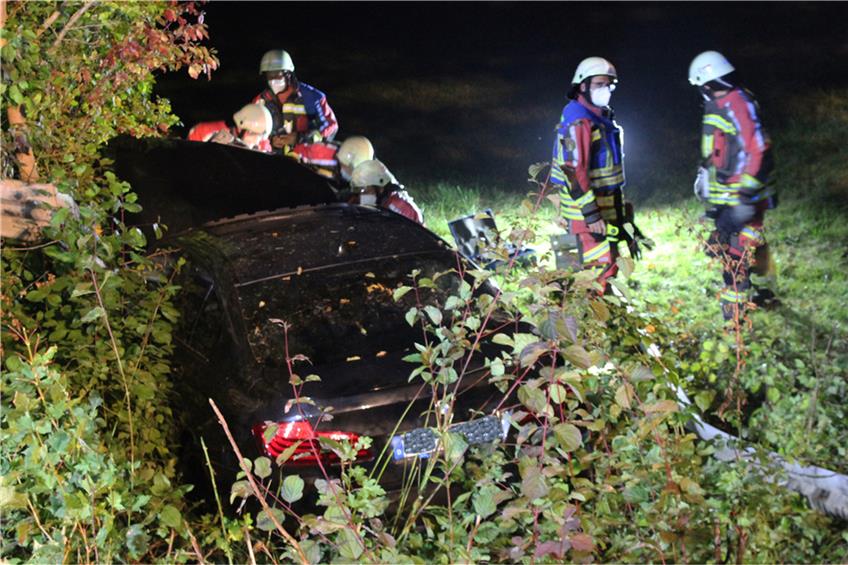 Unfall in Hechingen: Autofahrer durchbricht Leitplanke und stürzt Böschung hinab