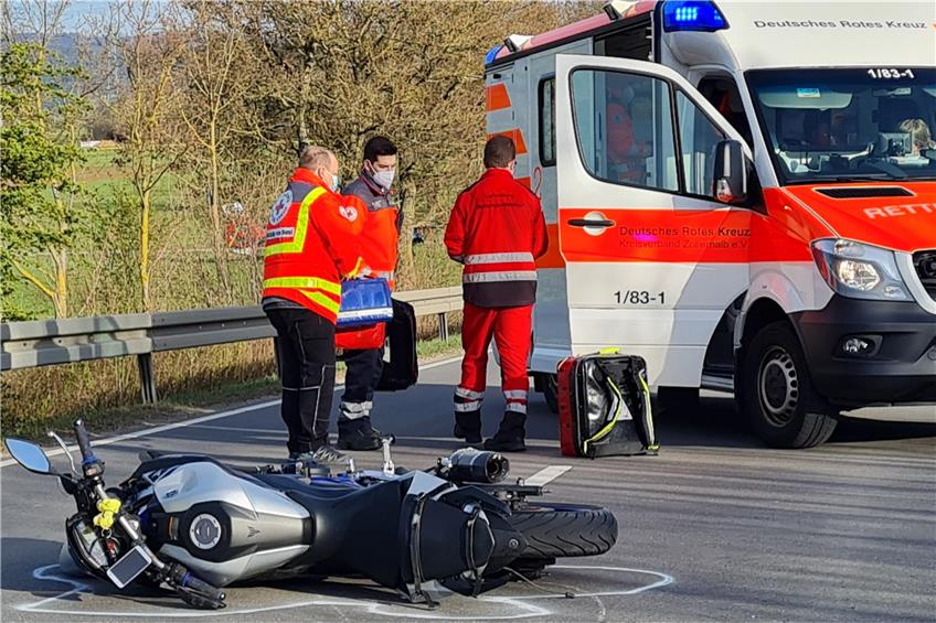 Unfall zwischen Geislingen und Balingen: Motorradfahrer und Sozia schwer verletzt