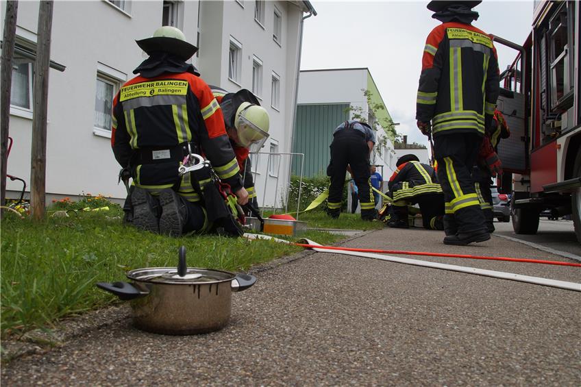 Essen brennt an: Feuerwehr rettet bewusstlose Frau aus Balinger Mehrfamilienhaus