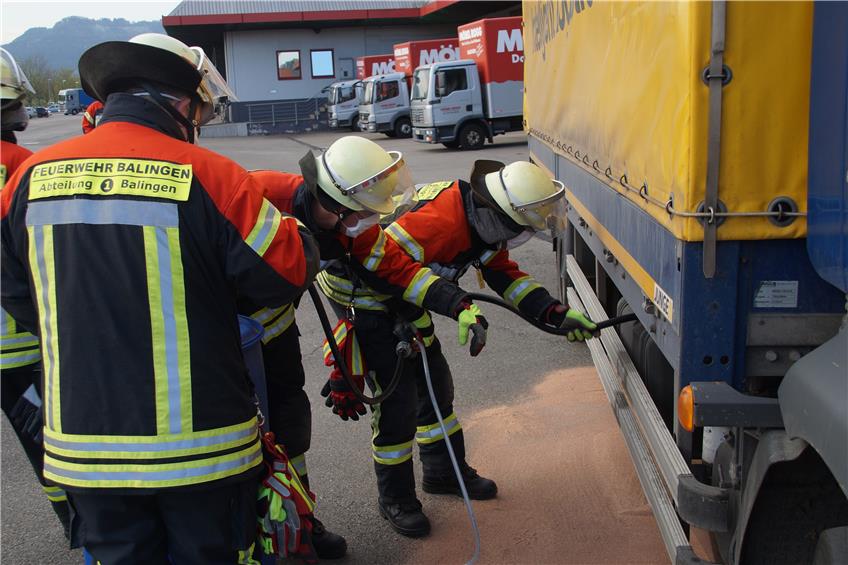 Diesel läuft aus Lastwagentank: Feuerwehr bei Rogg&Roll im Balinger Gewerbegebiet im Einsatz