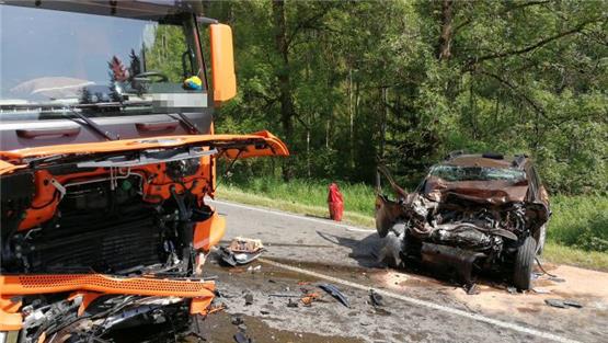 Auto gegen Lastwagen: Tödlicher Unfall bei Wellendingen