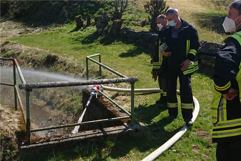Feuerwehr im Umwelt-Einsatz: Mehrere tausend Liter Gülle laufen in die Schörzinger Starzel