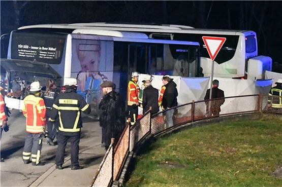 Busfahrer wird nach Dettinger Fasnetsumzug von eigenem Bus erfasst und stirbt