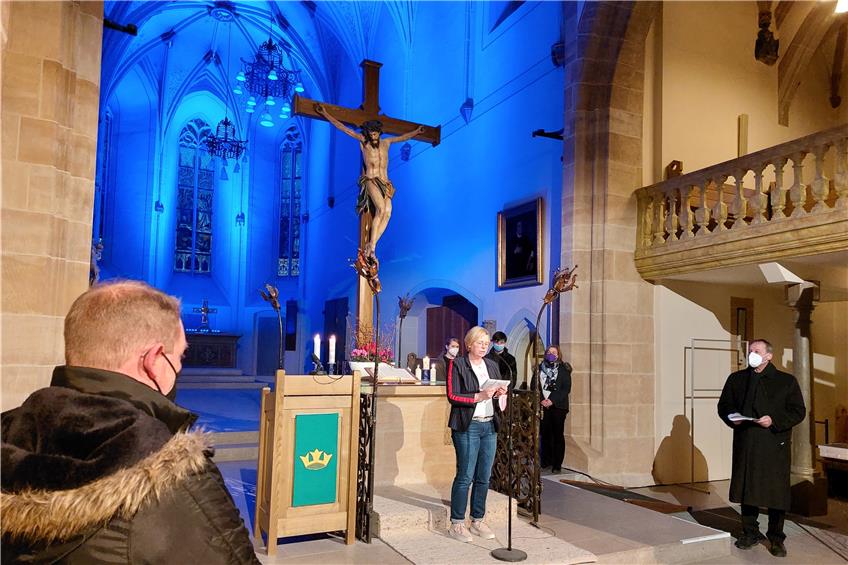 Friedensgebet für die Ukraine: Chorraum der Balinger Stadtkirche erstrahlt blau