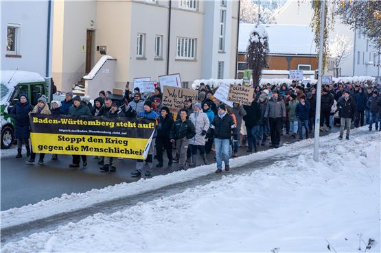 Demo zieht durch Ebinger Weststadt: Protest gegen Geflüchtete in der „Grünen Au“