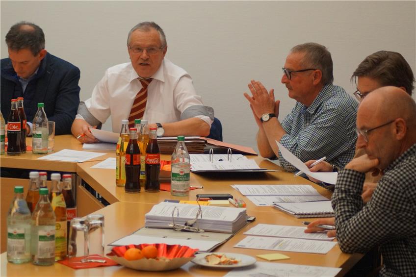 Dotternhausens Amtsverweser Alfons Kühlwein leitet seine erste Gemeinderatssitzung souverän