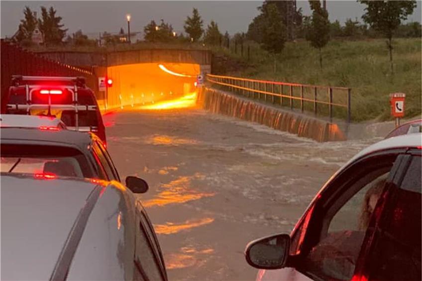 Dußlinger B27-Tunnel geflutet: Feuerwehr rettet zwei Männer aus misslicher Lage
