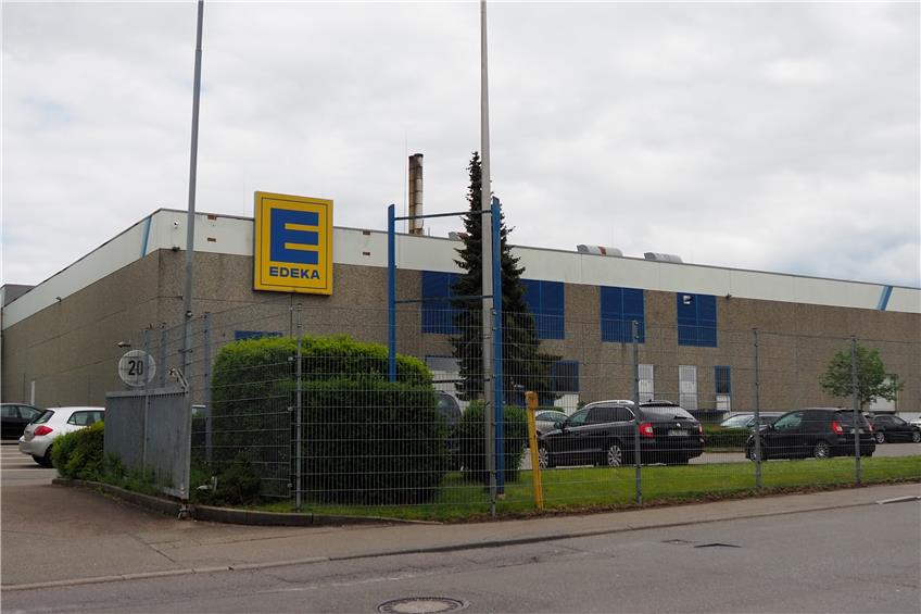 Nach Coronafällen im Edeka-Logistikzentrum in Balingen werden alle Mitarbeiter getestet