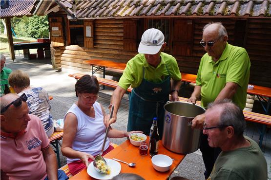 Schöne Schörzinger Tradition: Albverein serviert 230 Liter Eintopf auf dem Oberhohenberg