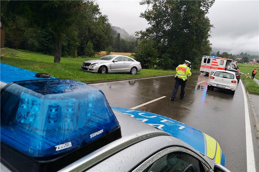 Zwischen Zillhausen und Stockenhausen: Schwerverletzte bei Crash auf regennasser Fahrbahn