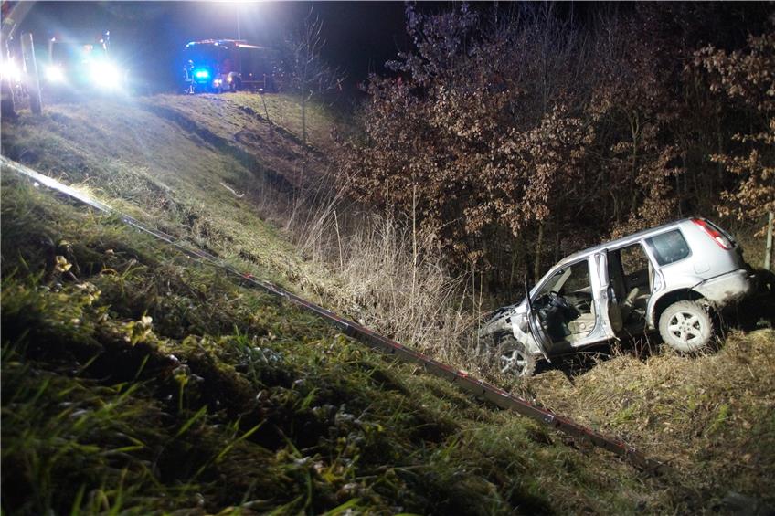 Fahrer flüchtet vor Polizei und landet im Graben: Vier Verletzte bei Unfall nahe Ostdorf