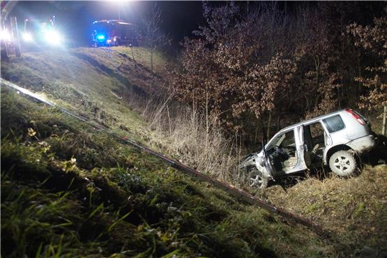 Fahrer flüchtet vor Polizei und landet im Graben: Vier Verletzte bei Unfall nahe Ostdorf