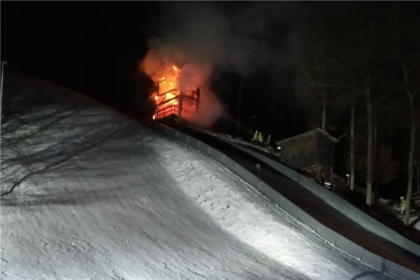 Brand des Kampfrichterturms an Meßstetter Skischanze: Polizei ermittelt wegen Brandstiftung