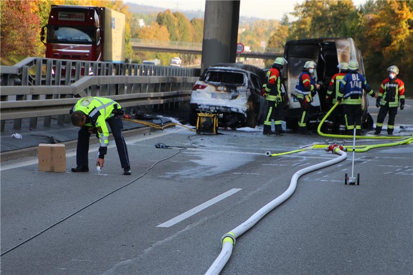Unfall auf B 27 in Balingen: Verlorener Karton führt zu Kollision zweier Fahrzeuge