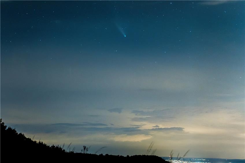 Der Komet Neowise verschwindet vom Nachthimmel über dem Zollernalbkreis
