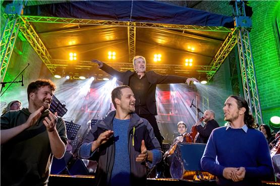 Prominenter Stargast überrascht Besucher bei Konzert auf der Burg Hohenzollern