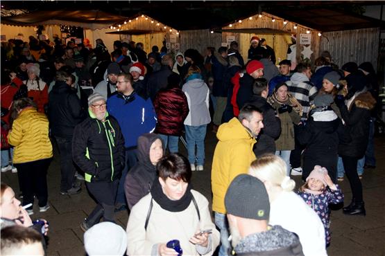 Festliche Klänge und Glühweinduft: Meßstetter Weihnachtsmarkt war gut besucht