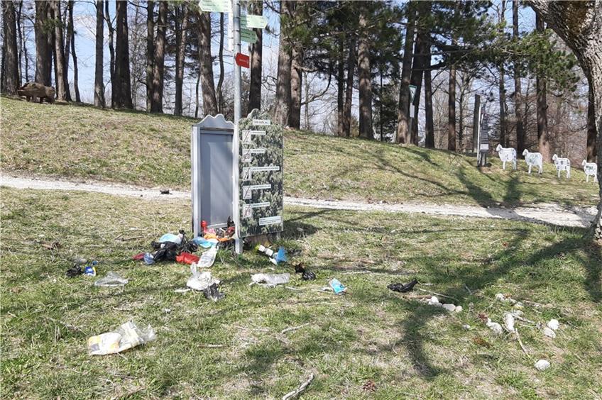 Schandfleck in der Landschaft: Müll nahe des Hausener Schafbergs stößt Wanderern sauer auf