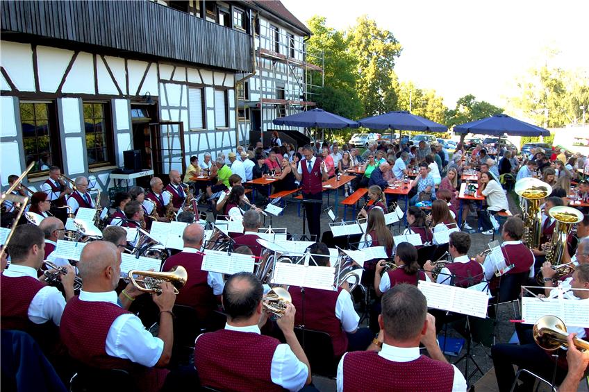 Buntes Programm: Roßwanger Musiker begeistern die zahlreichen Besucher beim Open-Air-Konzert