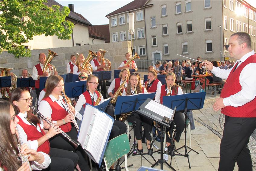 Melodien, die bezaubern: Musikverein Schwenningen gibt Serenade auf dem Hasenplatz
