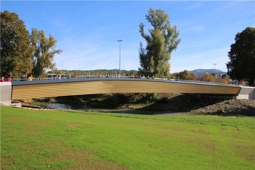 Brückenschlag mit Symbolcharakter: Balinger Parkufersteg wird erstmals offiziell begangen