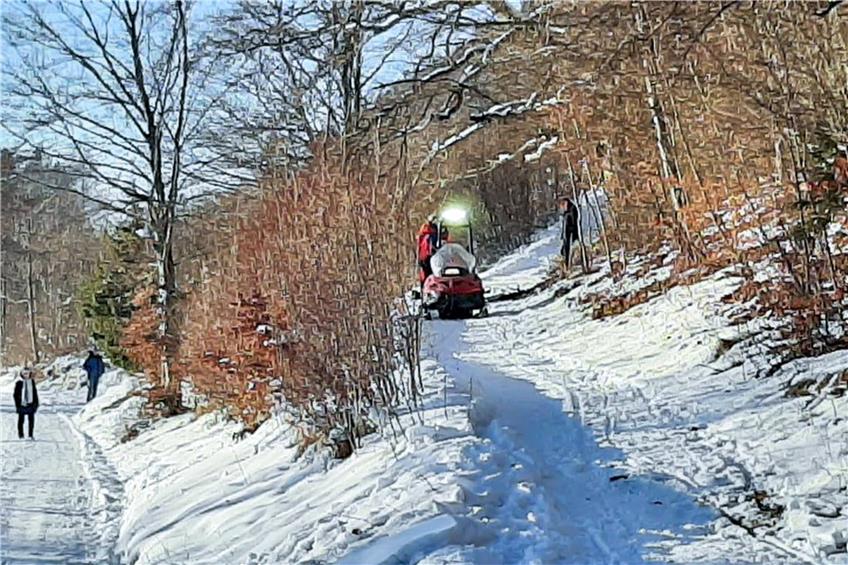 Langläufer verletzt sich auf dem Ebinger Ochsenberg: Bergwacht mit Schneemobil im Einsatz