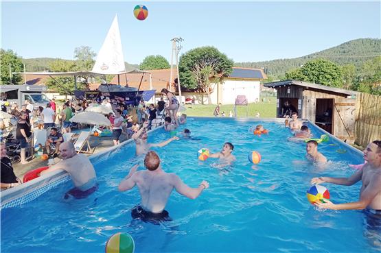 Pool-Party und ein handsignierter Klappsitz: Der Schörzinger VfB-Fanclub feierte 25-Jähriges