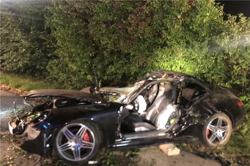 Auto überschlägt sich und prallt gegen Baum: ein Toter und zwei Schwerverletzte bei Schömberg