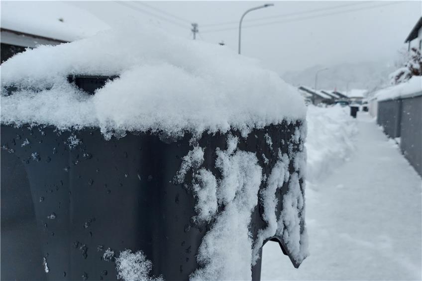 Schnee und Eis beeinträchtigen auch die Müllabfuhr: Abholtermine um einen Tag verschoben