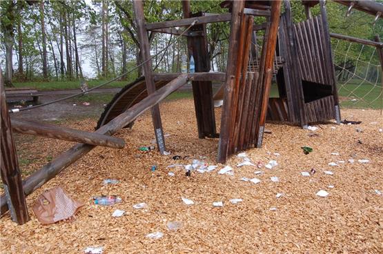 Spielplatz Heuberg: Müll, so weit das Auge reicht