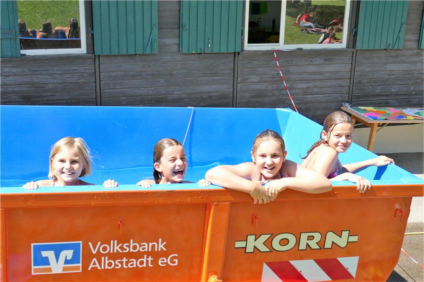 Cool im Pool: Im Tailfinger Waldheim dürfen immer nur vier Kinder in das erfrischende Nass