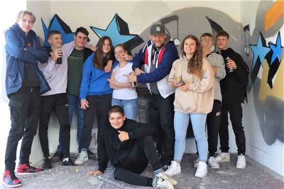 Schulprojekt in Stetten a. k. M.: Sprayer gestalten Jugendgarage mit Stuttgarter Hilfe kreativ um