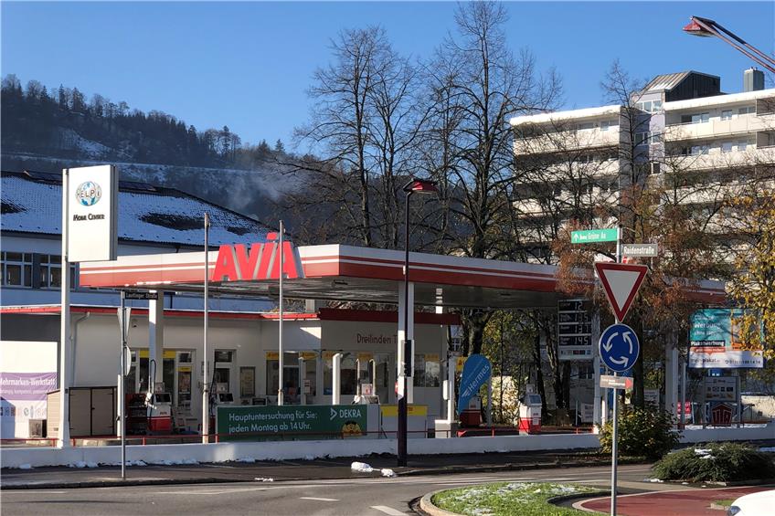 Tankstelleninhaber schlägt Räuber in die Flucht: Polizei fahndet in Albstadt