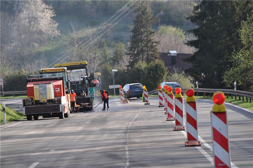 Belagsarbeiten: B 27 zwischen Dotternhausen und Schömberg ist einspurig gesperrt