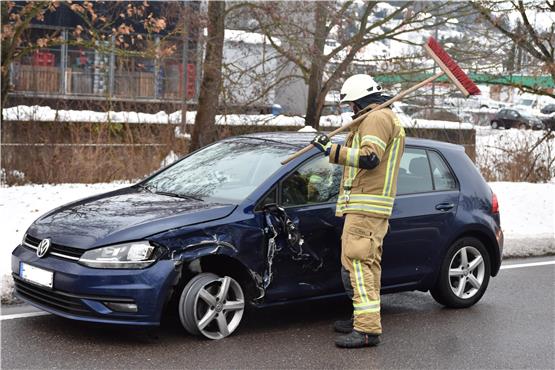 Langer Stau nach Unfall auf B463 bei Albstadt – Zwei Autos schrammen sich