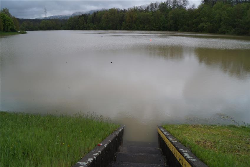 Hochwasser am Schömberger Stausee: Der Pegel ist fast fünf Meter über dem Niedrigwasser im Oktober