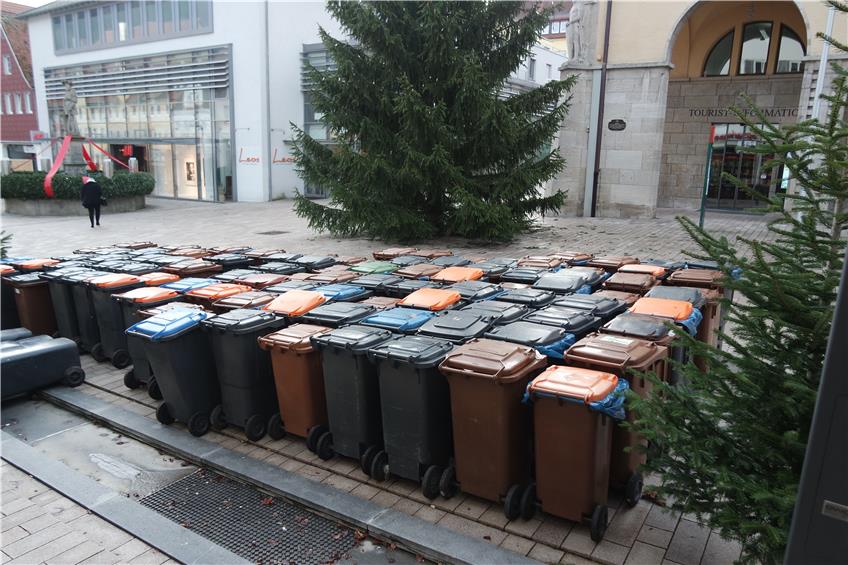 Was vom Ebinger Weihnachtsmarkt übrig bleibt: 100 volle Mülltonnen müssen entsorgt werden